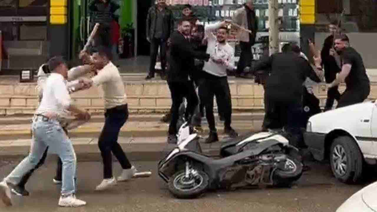 Gaziantep'te kavga ihbarına gelen polisleri pankart ve pasta ile karşıladılar