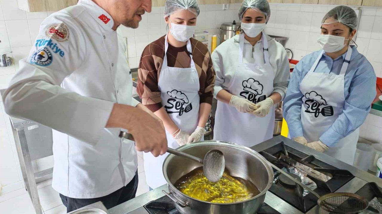 Gaziantep’te öğrenciler içli köfte yaptı