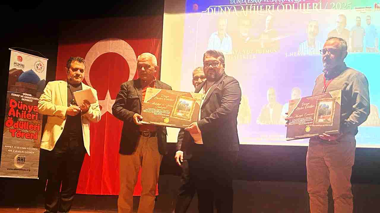 Kasap Halil Usta'nın Sahipleri Bakışgan Kardeşlere Dünya Ahilik Ödülü