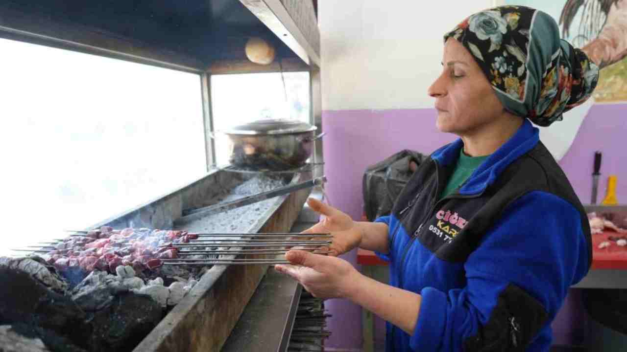 Gaziantep’in kadın ciğer ustası müşterilerden tam not alıyor
