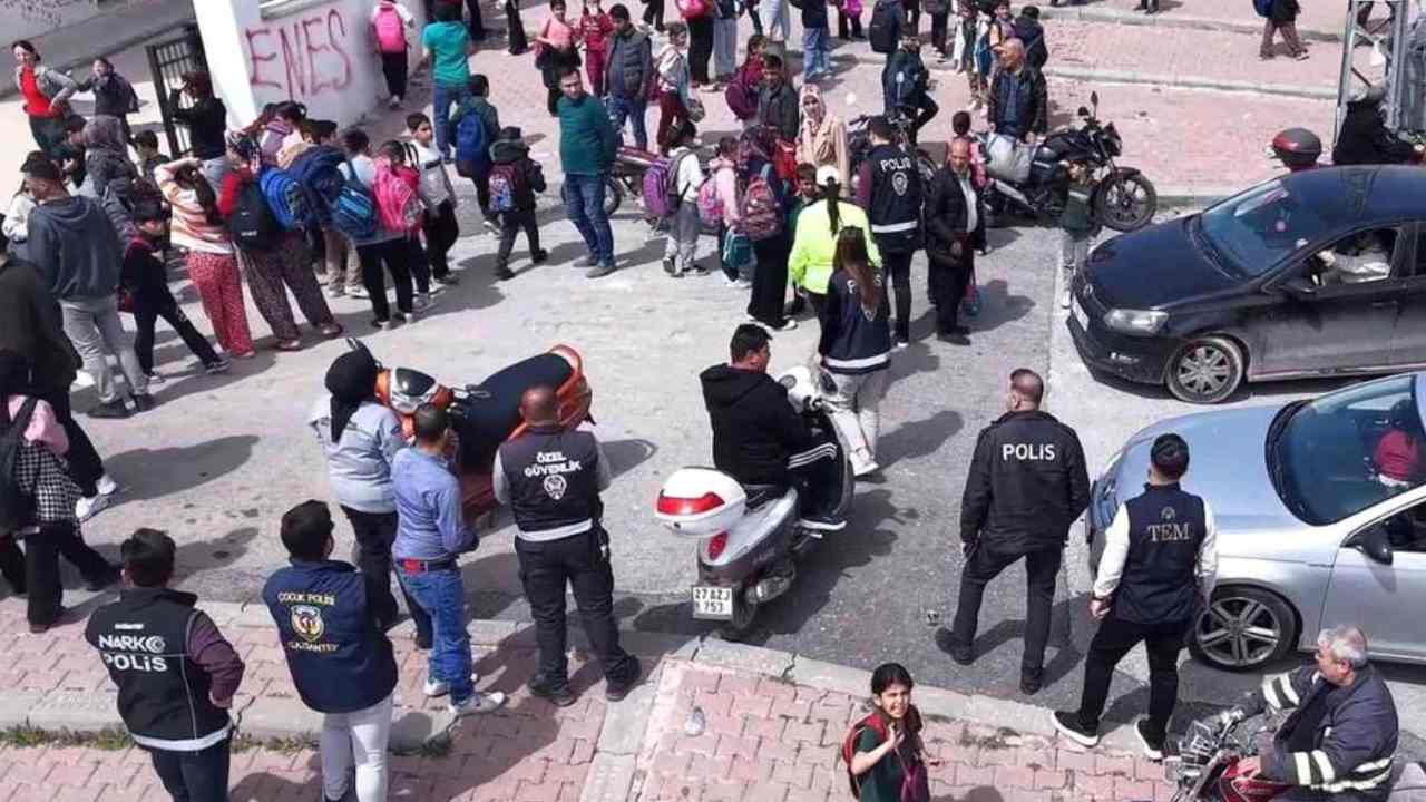 Gaziantep Emniyeti Sahaya İndi! Okulları 521 Ekip ve Yüzlerce Emniyet Personeli Denetliyor