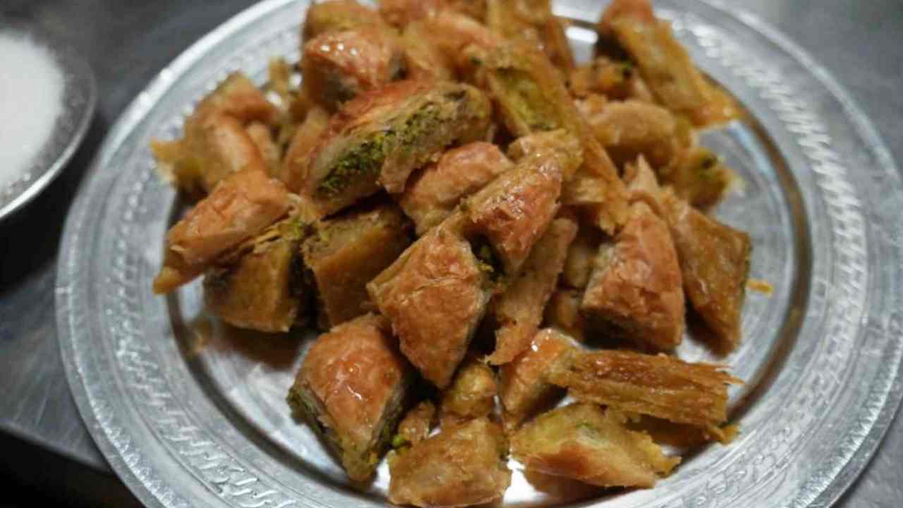 GASTRONOMİ ŞEHRİ GAZİANTEP BU BAKLAVAYI KONUŞUYOR! Tepsilerde Kalan Kırıntılardan “Baklavalı Helva” İcat Edildi.