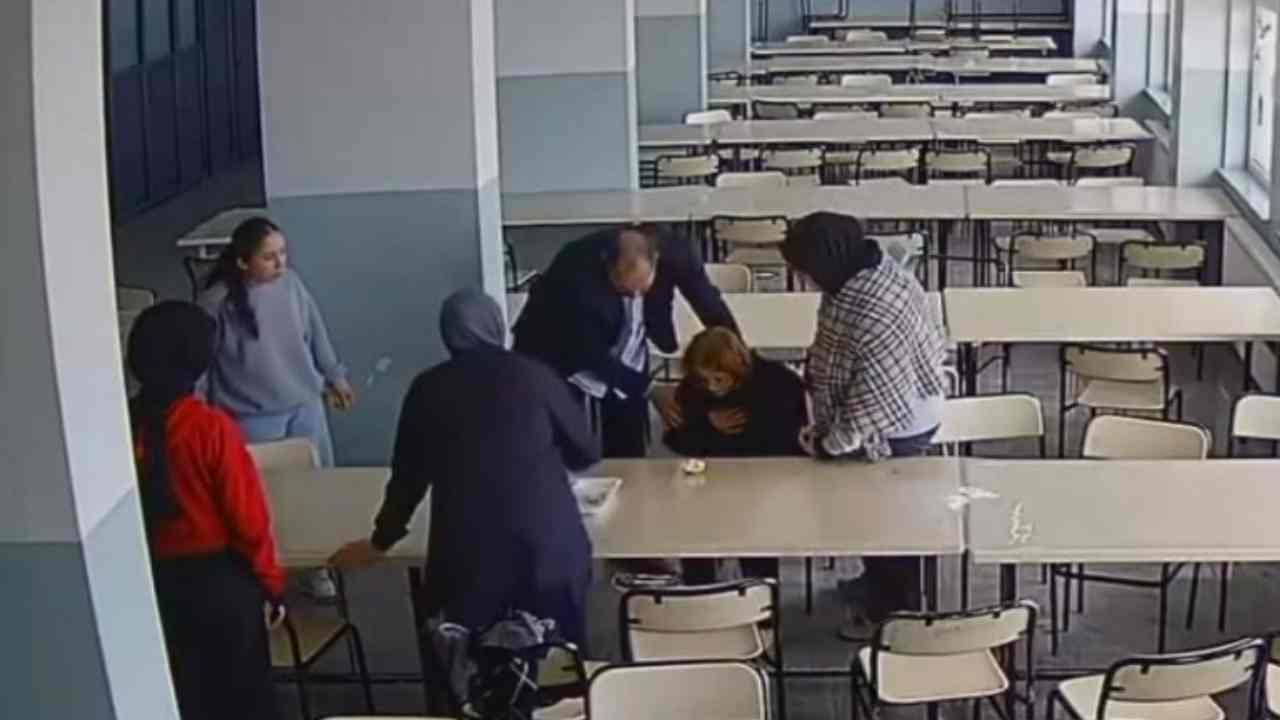 Gaziantep'te lisede korku dolu anlar! Öğrencisini Heimlich manevrasıyla kurtardı