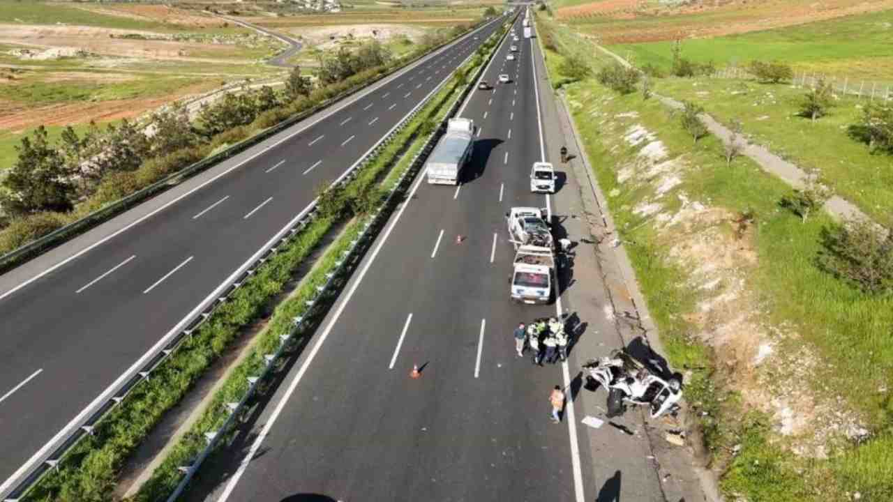 SON DAKİKA.... Gaziantep-Şanlıurfa Otoyolu Kana Bulandı: 3 ölü, 5 yaralı
