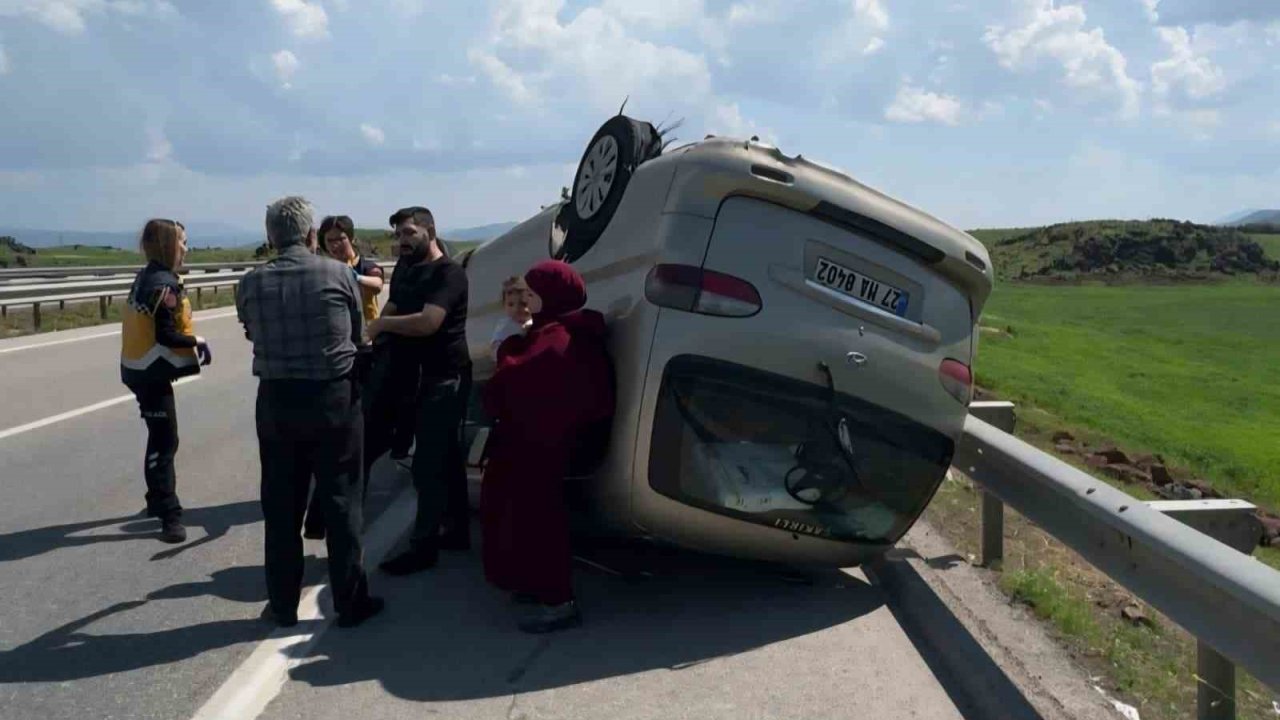 Gaziantep’te lastiği patlayan minibüs takla attı