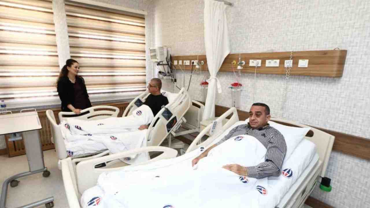 Hasta, doktoruna böbreğini verdi