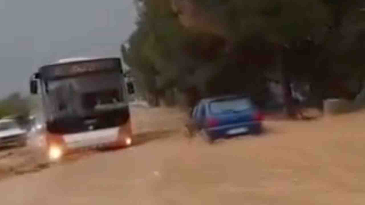 Gaziantep’te kuvvetli yağış etkili oldu: Yollar göle döndü