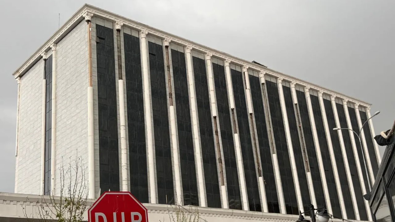 Gaziantep’te Fırtına Yeni Binayı Vurdu: Öğretmenevi’nin Ön Cephesi Çöktü