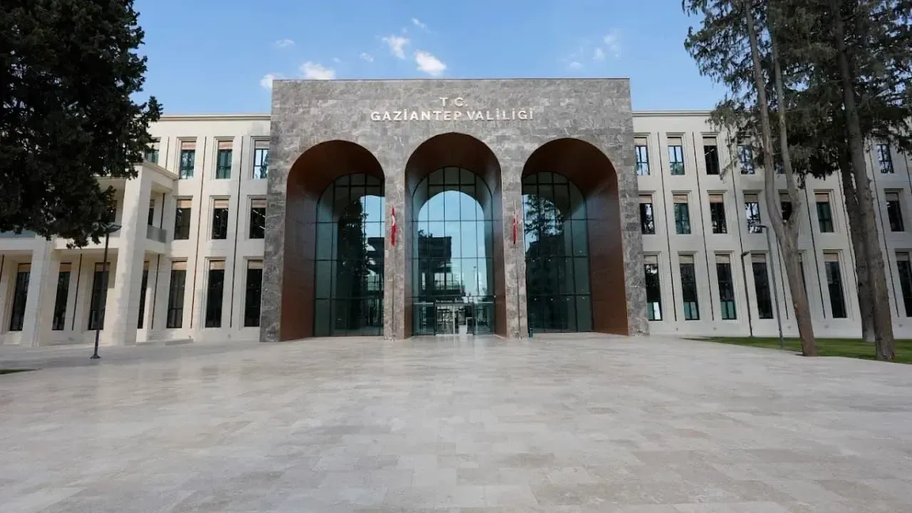 Gaziantep’te Çelişki Tartışması: Büyükşehir ‘Evden Çıkmayın’ Dedi, Valilik Okulları Kısmen Tatil Etti