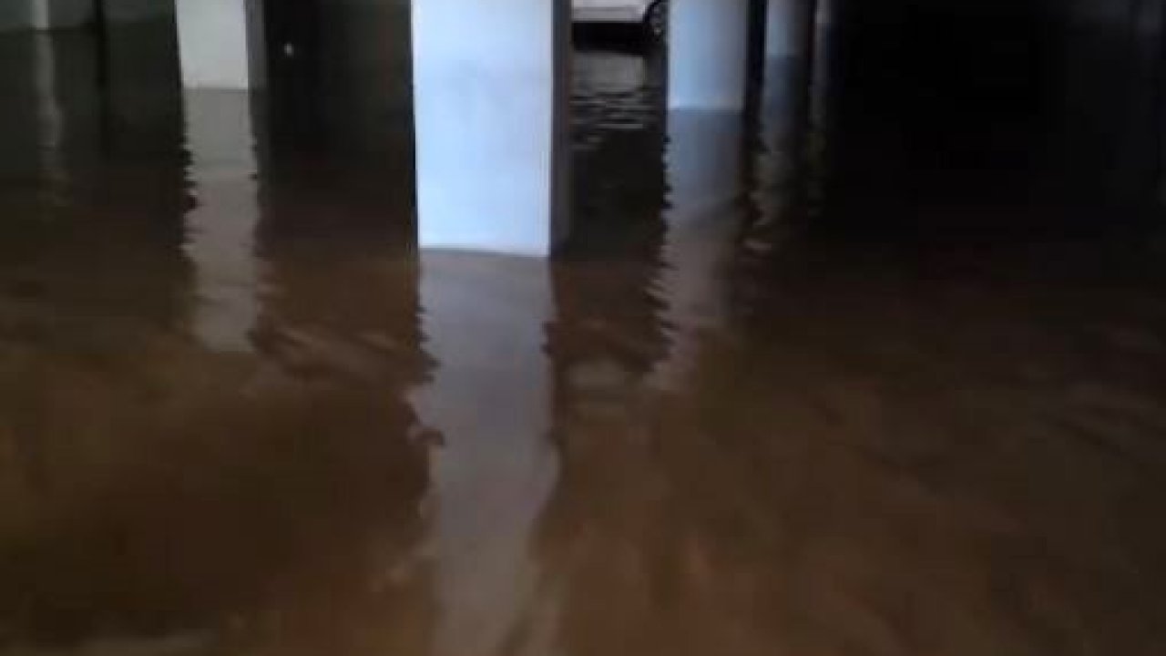 Süper hücre fırtınasının vurduğu Gaziantep’te bina otoparkları çamurla doldu