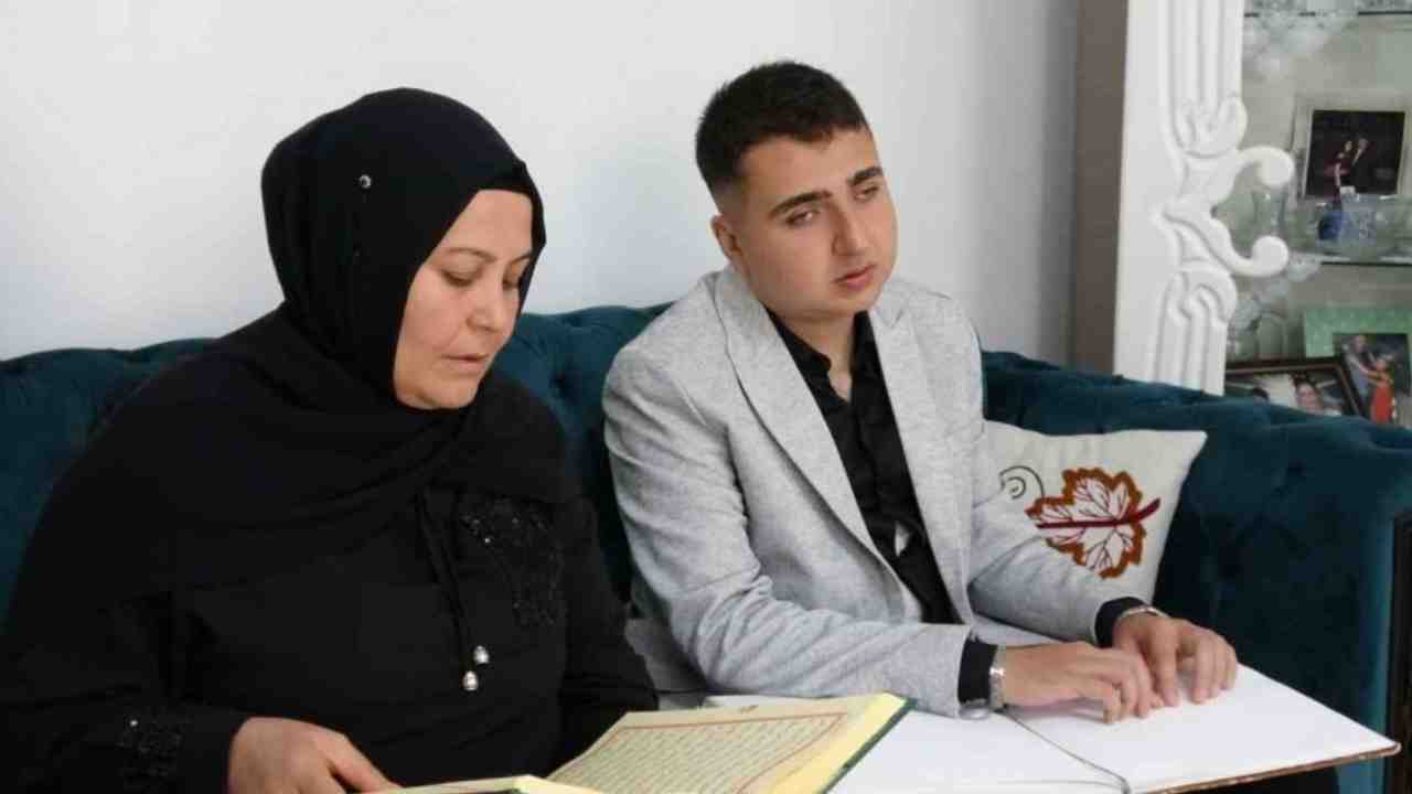 Görme engelli oğlunun eğitimi için Braille alfabesini öğrendi