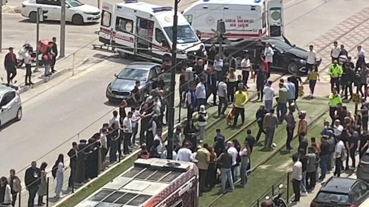 Gaziantep’te lüks araç hurdaya döndü! İbrahimli’de tramvay hattında kaza