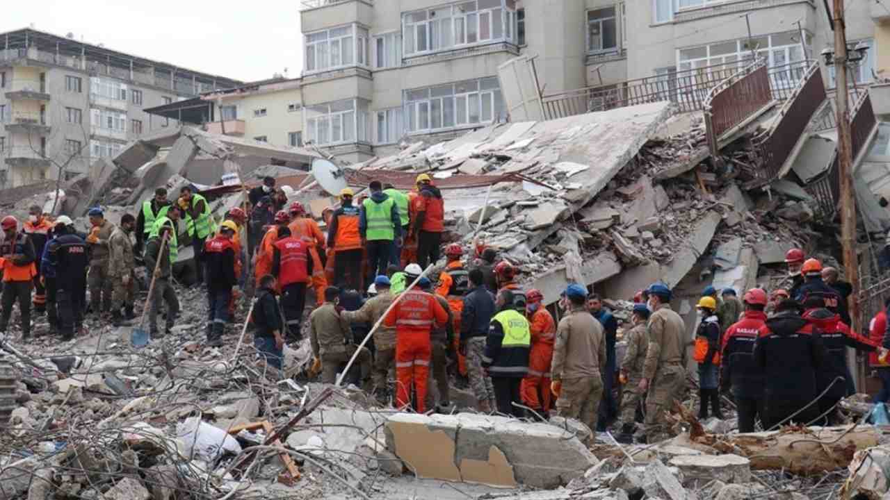 Eski Belediye Başkanı'na depremde yıkılan binayla ilgili davada 4 yıl hapis