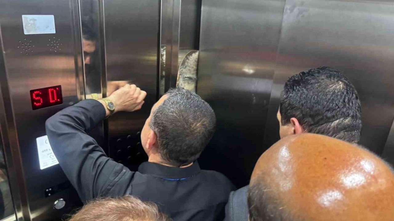 CHP heyetine Gaziantep’te asansör şoku: Yarım saat mahsur kaldılar
