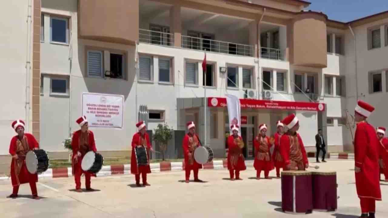 Gaziantep'te özel bireylerden oluşan mehteran takımından özel performans