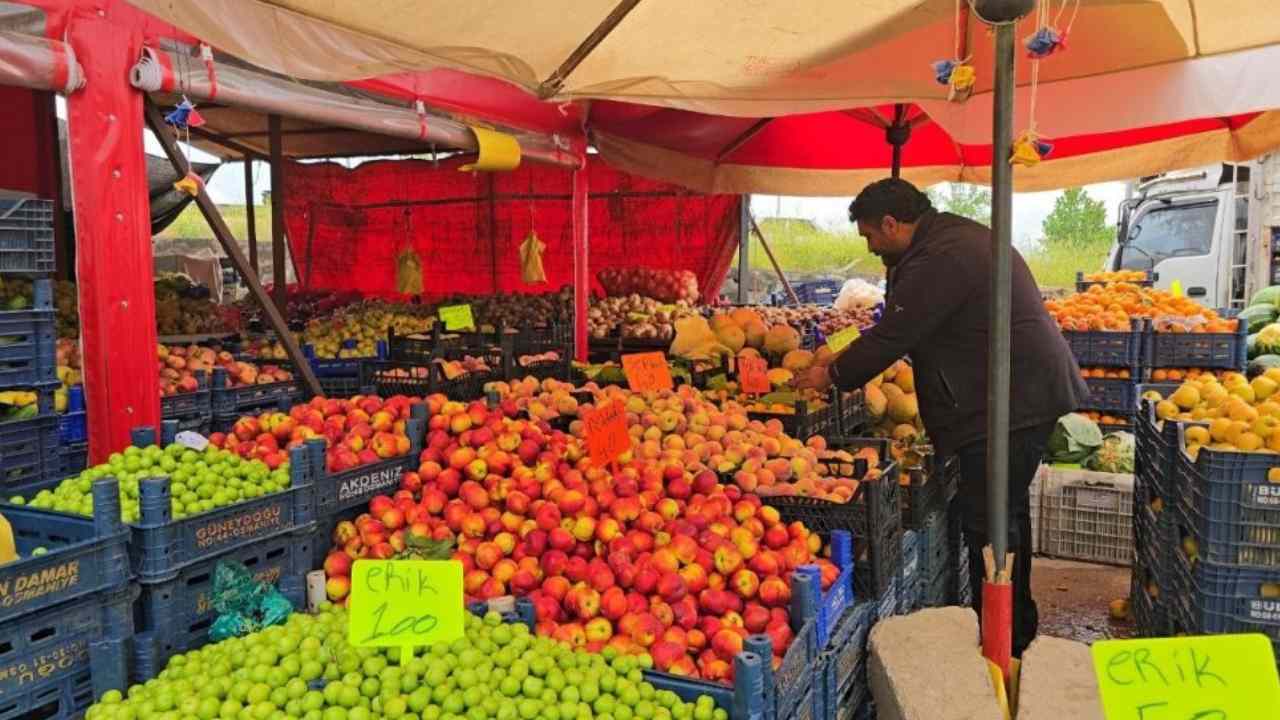 Gaziantep Bu Manavı Konuşuyor! Piyasaya Aldırış Etmiyor, Uygun Fiyata Sebze Meyve Satıyor