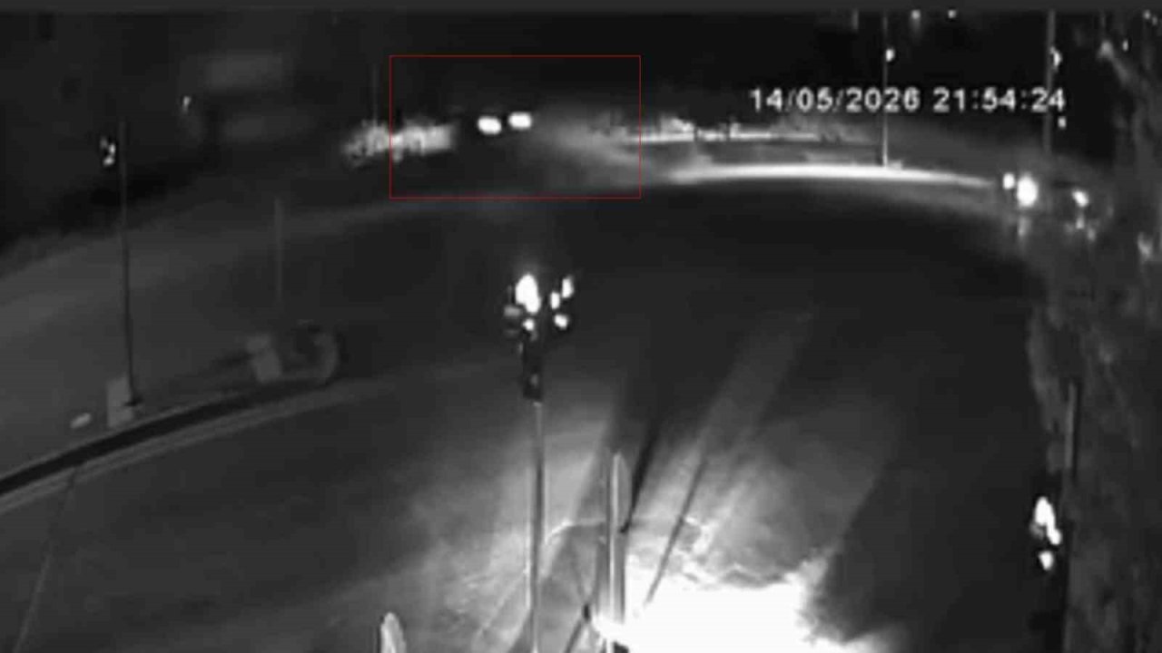 Gaziantep'te otomobil tren yoluna uçtu, 3 kişi yaralandı! Kaza anı kamerada