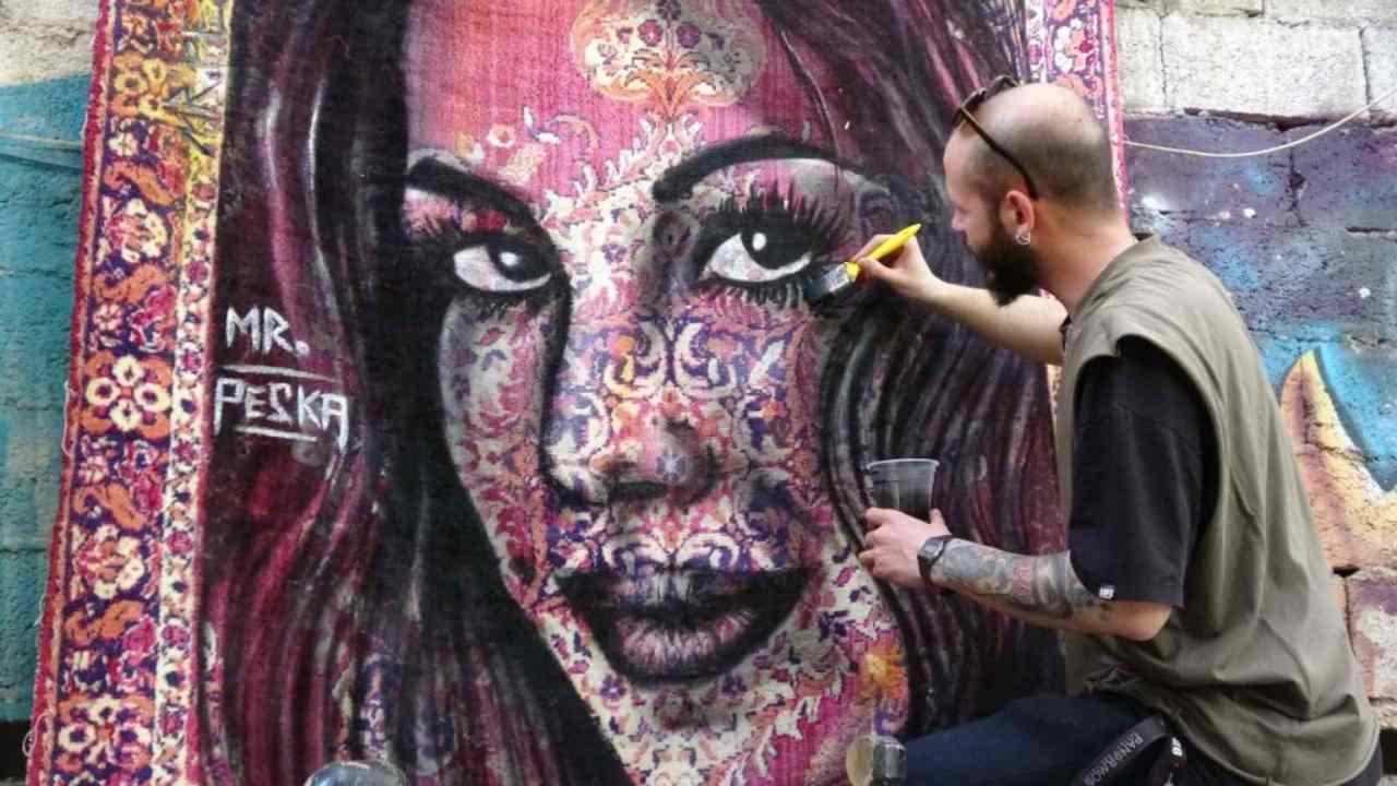 Nostaljik perde ve halıları sanat eserine dönüştürüyor