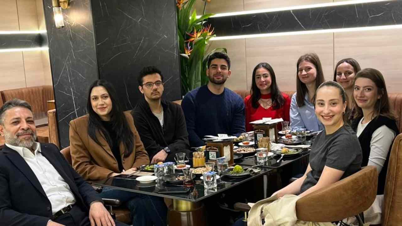 Gaziantep’te İklim Zirvesi Rüzgarı: COP31 Gençleri Hacı Usta Baklavalarında Buluştu