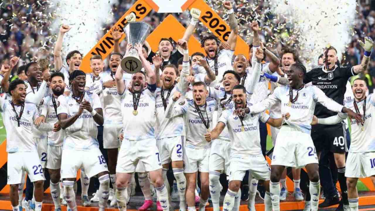UEFA Avrupa Ligi şampiyonu Aston Villa kupasını aldı