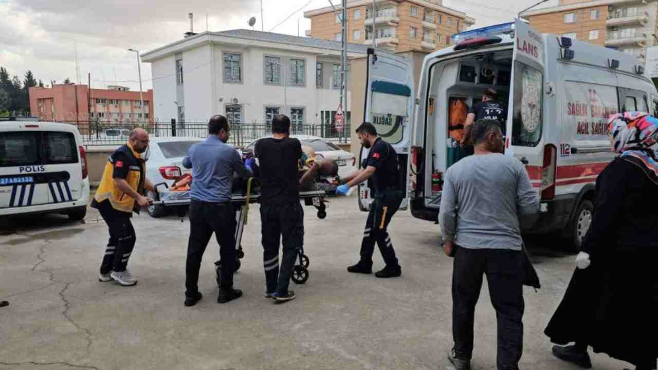 Gaziantep'te çalışma yaparken elektrik direğinden düşen işçi yaralandı