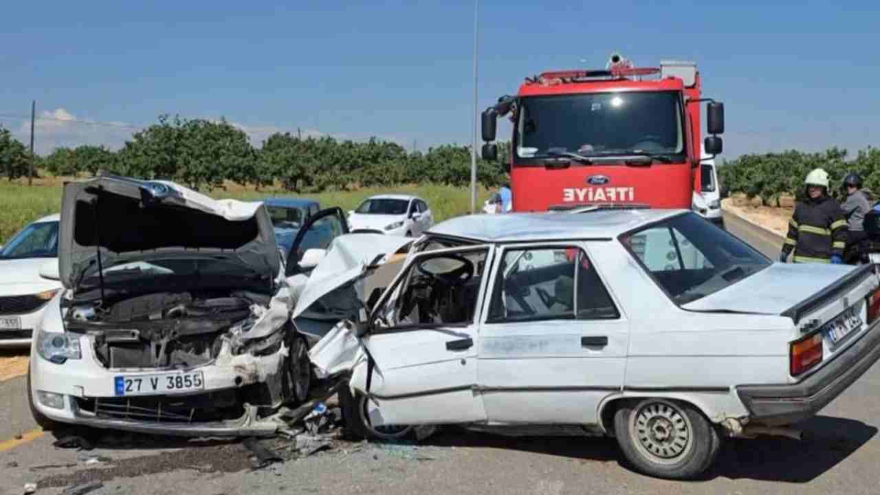 Gaziantep’te otomobiller kafa kafaya çarpıştı: Sürücüler yaralandı