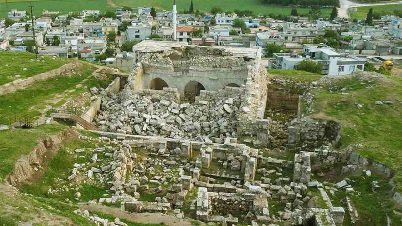 Gaziantep'te depremde hasar gören tarihi iç kale camii restorasyon bekliyor