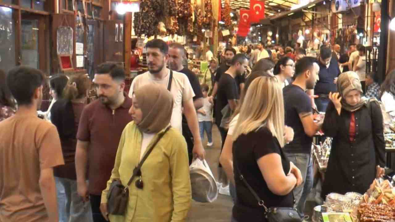 Gaziantep’in tarihi çarşılarında bayram yoğunluğu