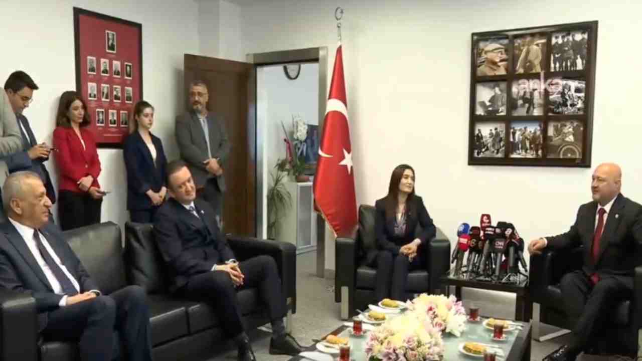CHP ile AK Parti 3 Bayram Sonra Yeniden Bayramlaştı!  Gaziantepli Vekil Hasan Öztürkmen CHP Heyetinde Yer Aldı