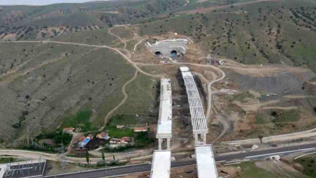 Mersin-Gaziantep Arası 2 Saat 15 Dakiya Düşecek!