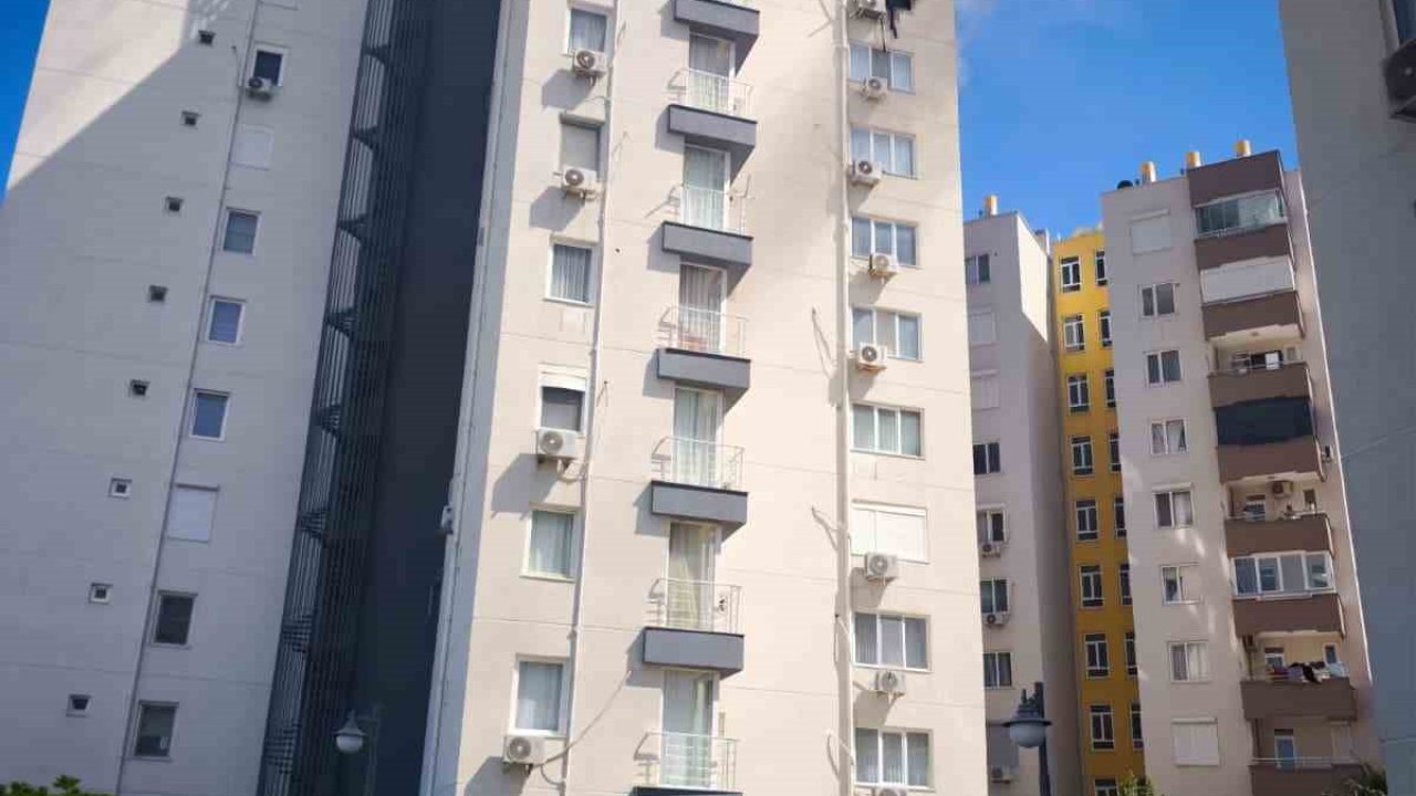 Oyun oynarken yakılan mum daireyi küle çevirdi