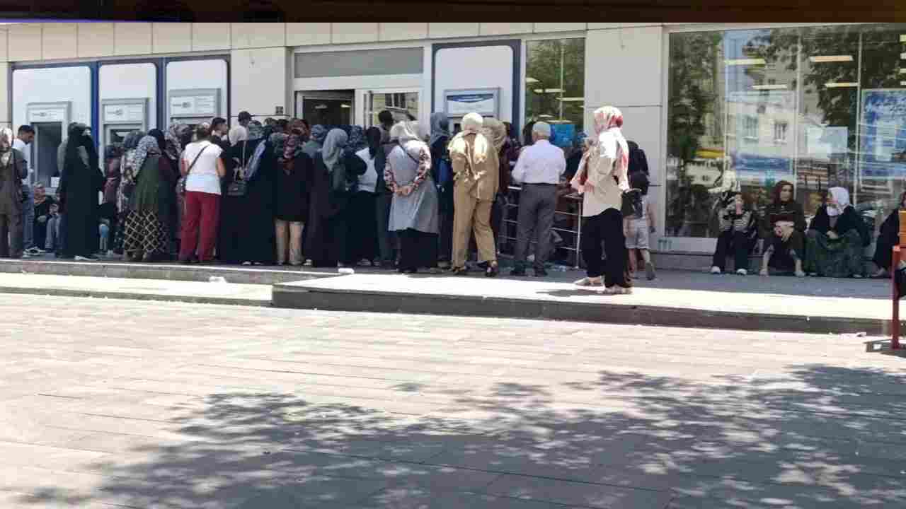 Gaziantep'te bitmeyen kuyruk: Yaşlı ve engelliler perişan oldu!