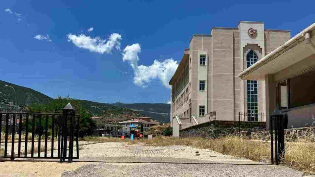Gaziantep'te depremde ağır hasar alan okul tehlike saçıyor