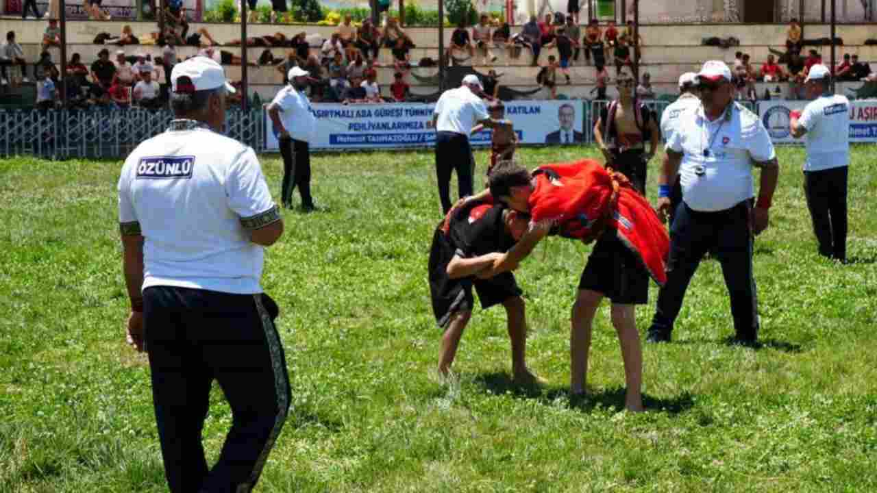 Aşırtmalı Aba Güreşi Türkiye Şampiyonası Şahinbey er meydanında başladı