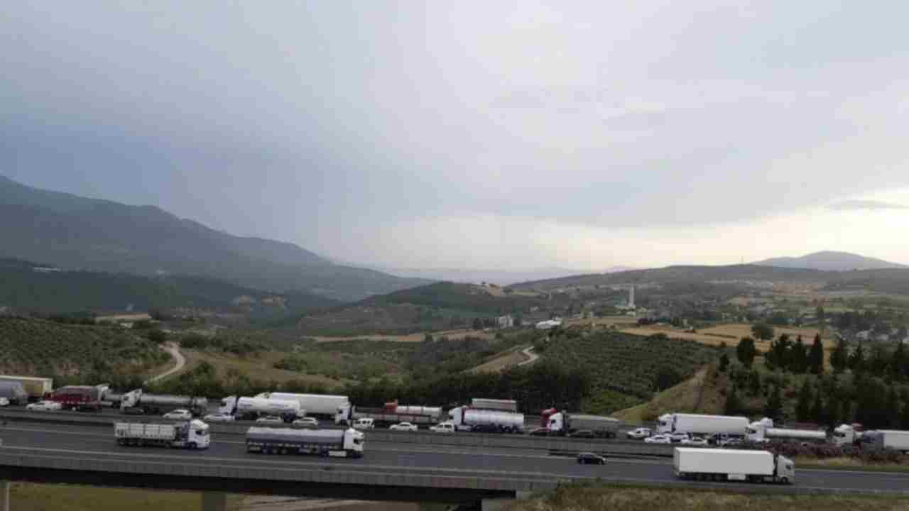 Tarsus-Adana-Gaziantep Otoyolu'nda 6 ağır tonajlı aracın karıştığı kazada 2 kişi yaralandı