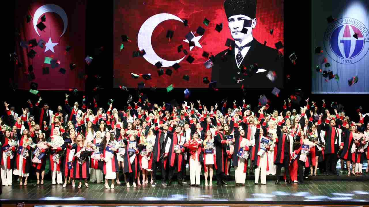 GAÜN Hukuk Fakültesi Mezuniyet Töreni 2026: Genç Hukukçular Kep Attı