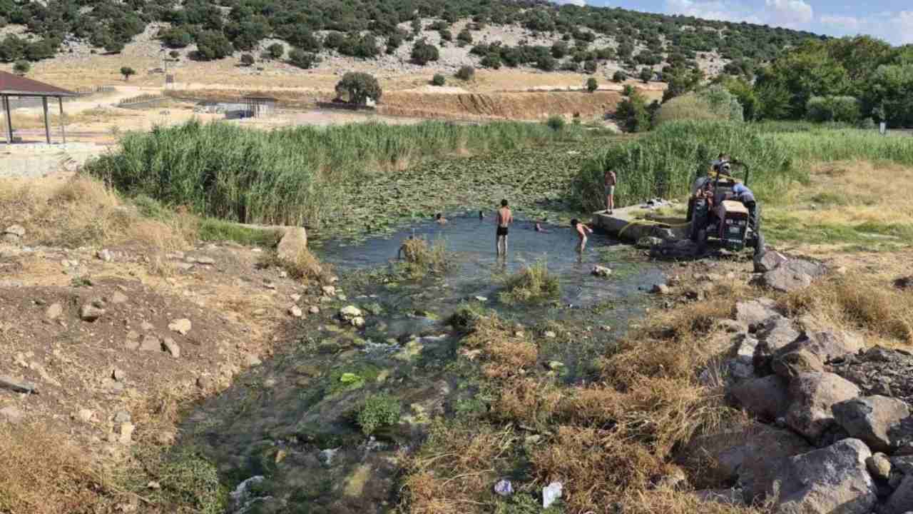 Gaziantep'te sıcaktan bunalanlar su kanallarına koştu
