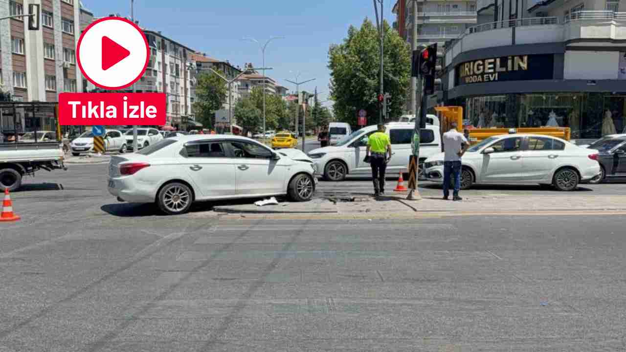 Gaziantep'te Kavşakta Zincirleme Kaza! Üç Otomobil Birbirine Girdi, Trafik Kilitlendi