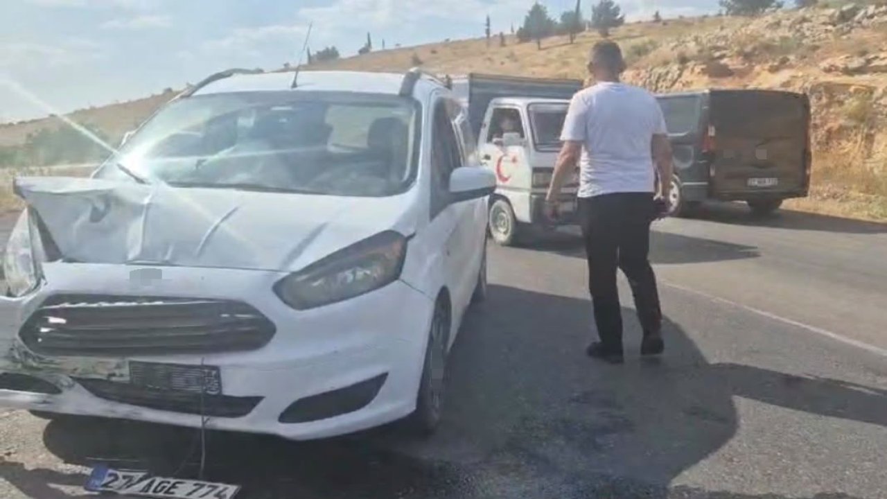 Gaziantep’te hafif ticari araç ile otomobil çarpıştı: 3 yaralı