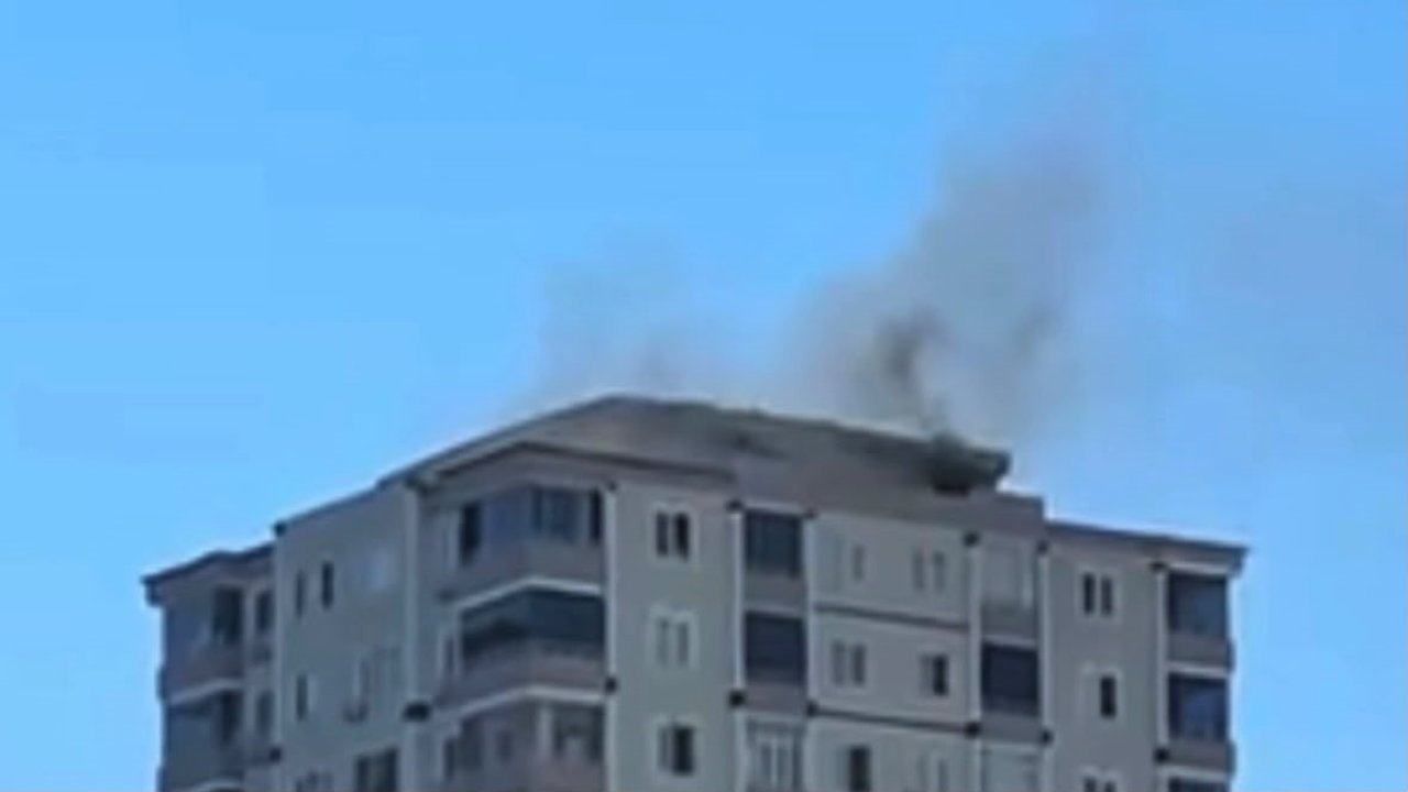 Gaziantep’te 14 katlı apartmanın çatısında yangın