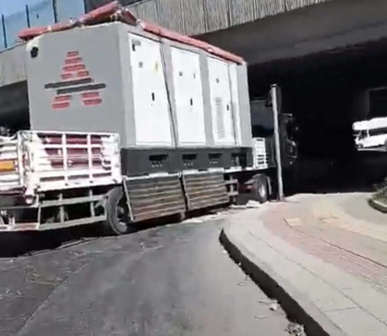 Gaziantep’te Yüklü TIR Köprüye Takıldı! Trafik Aksadı