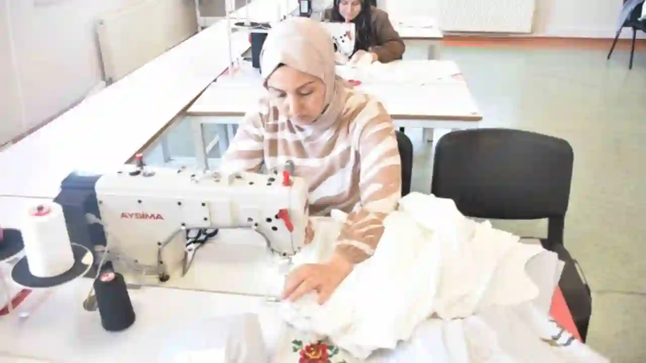 Şahinbey Belediyesi kadınları meslek öğreterek üretime dahil ediyor
