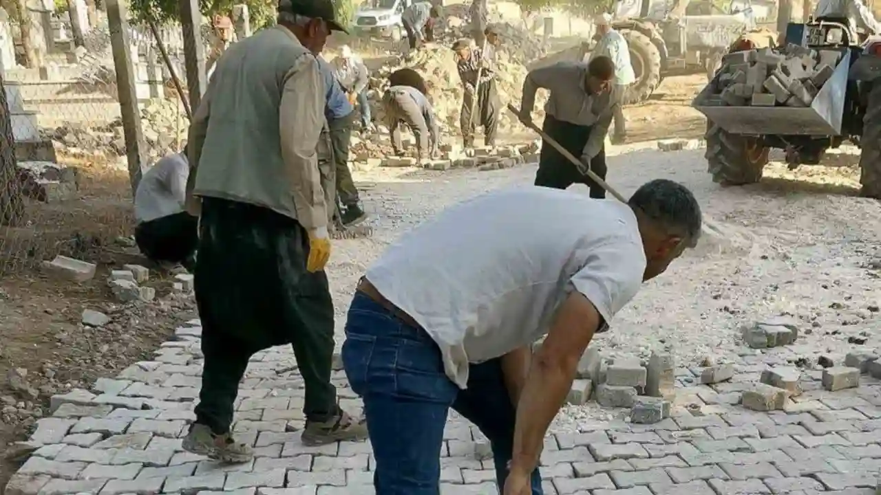Gaziantep'te mahalle mezarlığı imece usulüyle parke taşına kavuştu