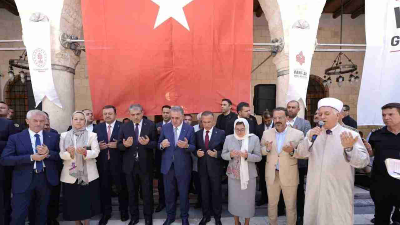 Depremde hasar alan tarihi Ömeriye Cami yeniden ibadete açıldı