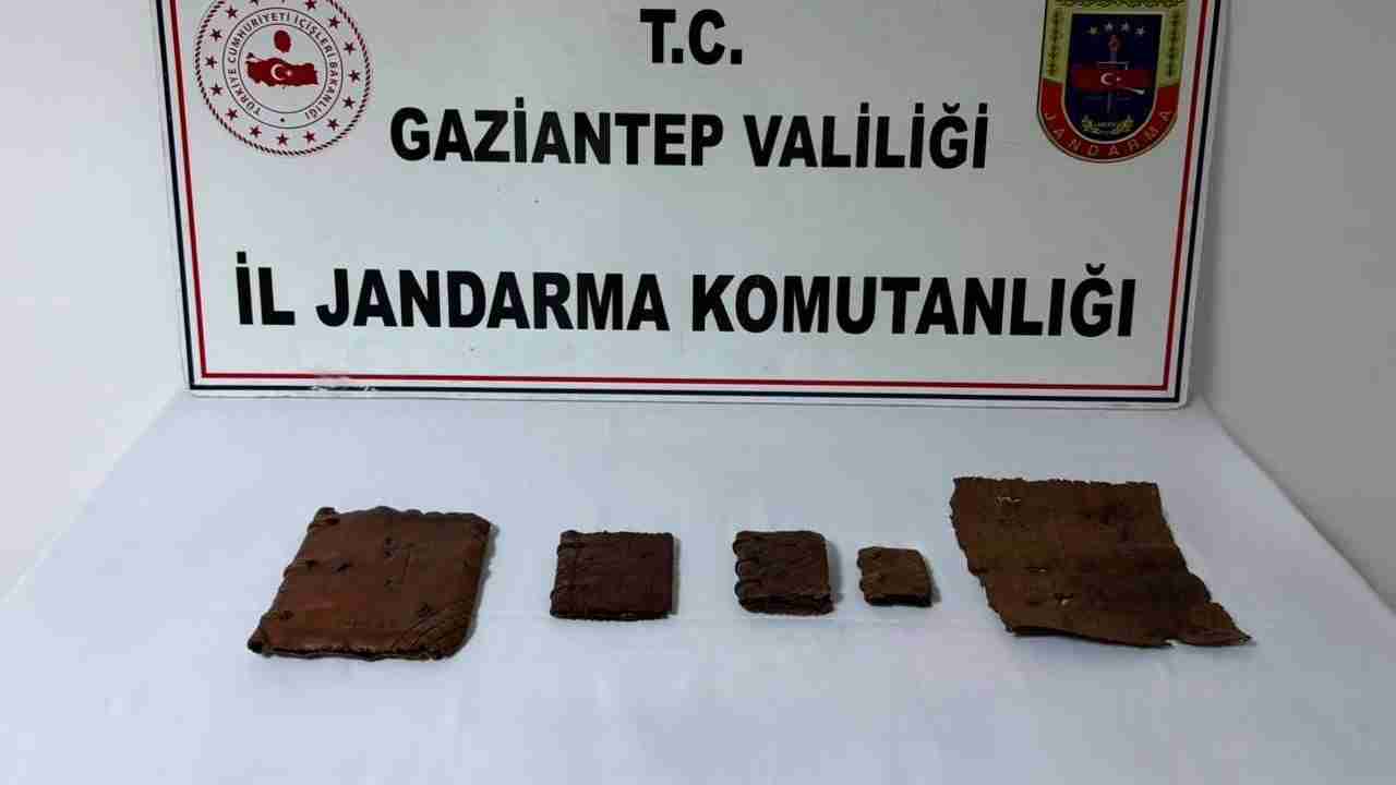 Gaziantep'te İbranice yazılı 5 nadide deri kitap ele geçirildi