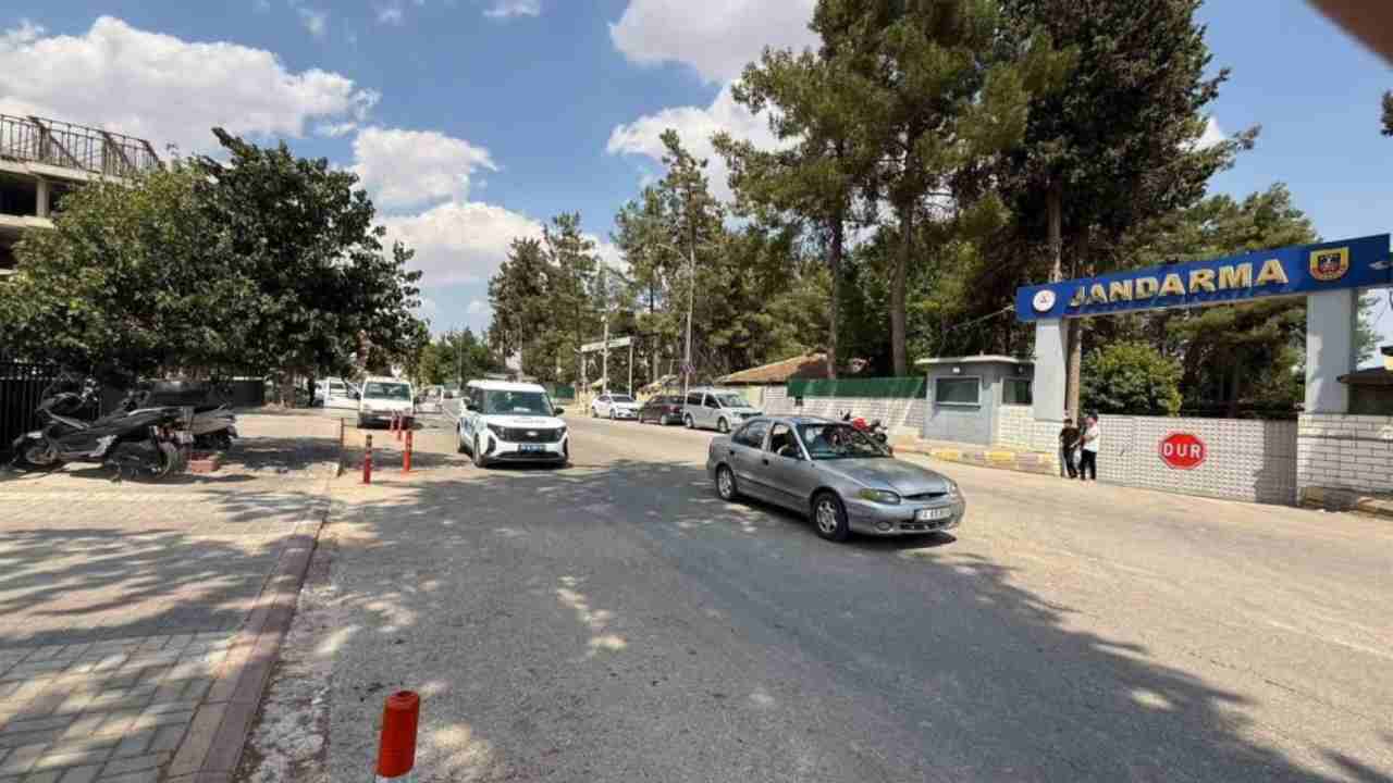 SON DAKİKA | Gaziantep’te Karakol Önünde Kanlı Olay: 39 Yaşındaki Adam Ağır Yaralı
