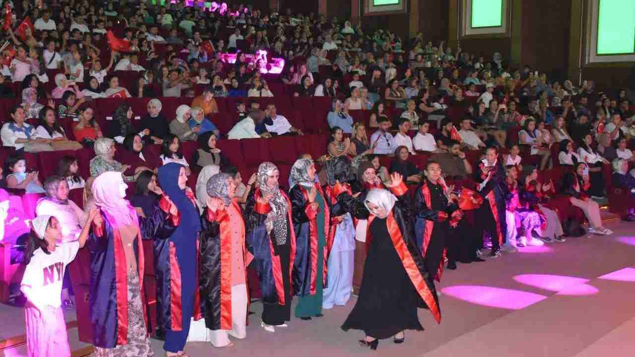 Gaziantep'te 40 yaş üstü kadınlar mezuniyet keplerini attı!