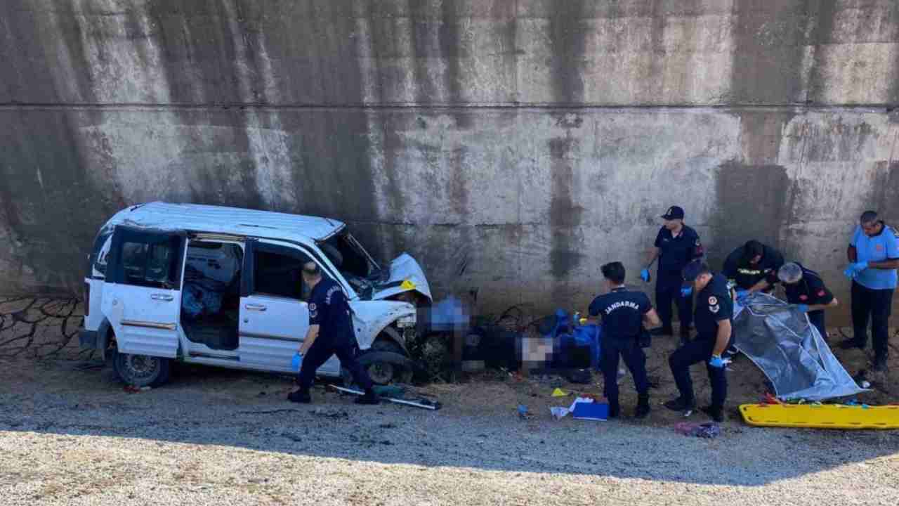 Gaziantep'te kontrolden çıkan araç köprüden şarampole uçtu: 2 ölü