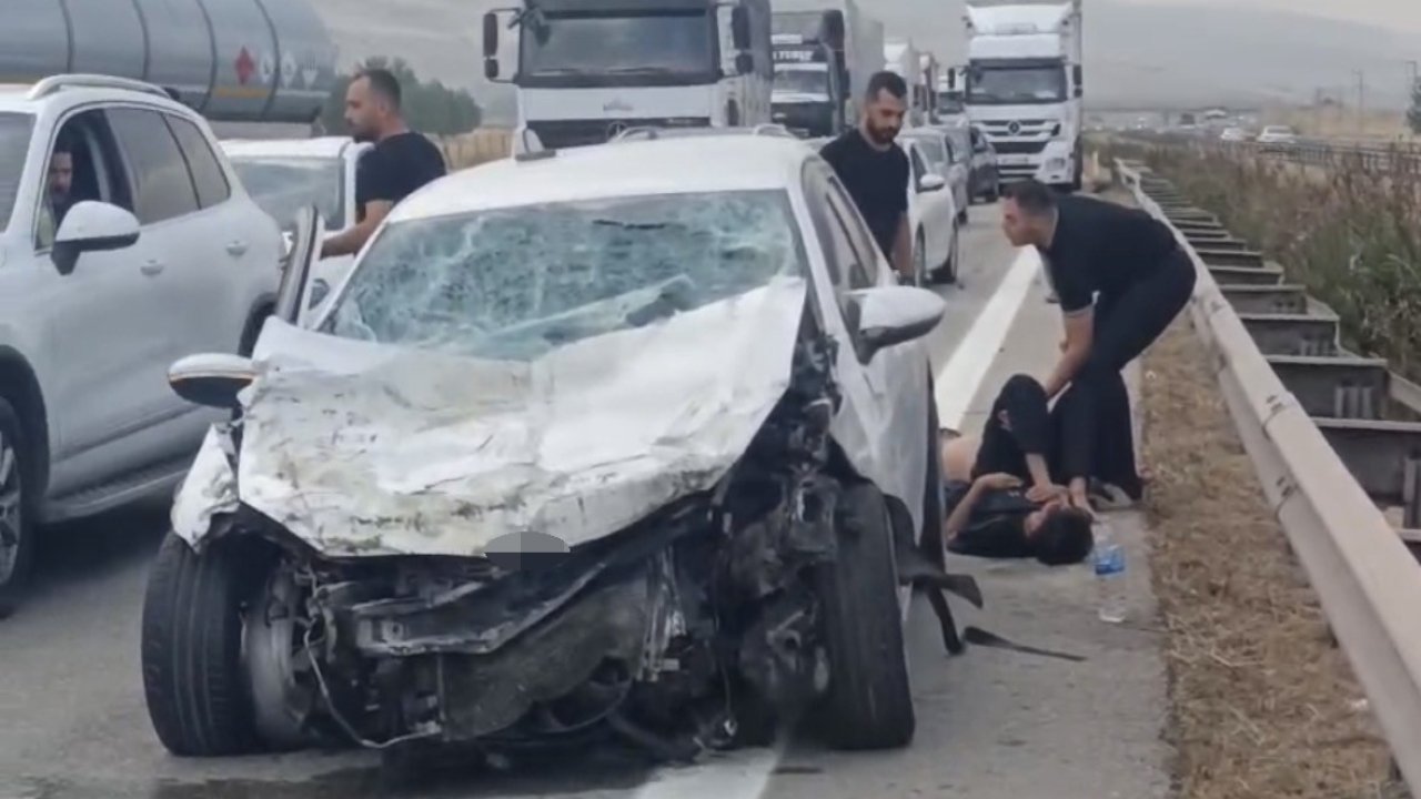 Gaziantep'te otomobil tıra ve bariyerlere çarptı: 3 yaralı