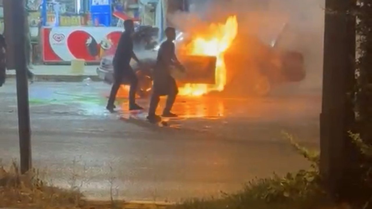 Gaziantep’te Tofaş marka otomobil alev alev yandı.